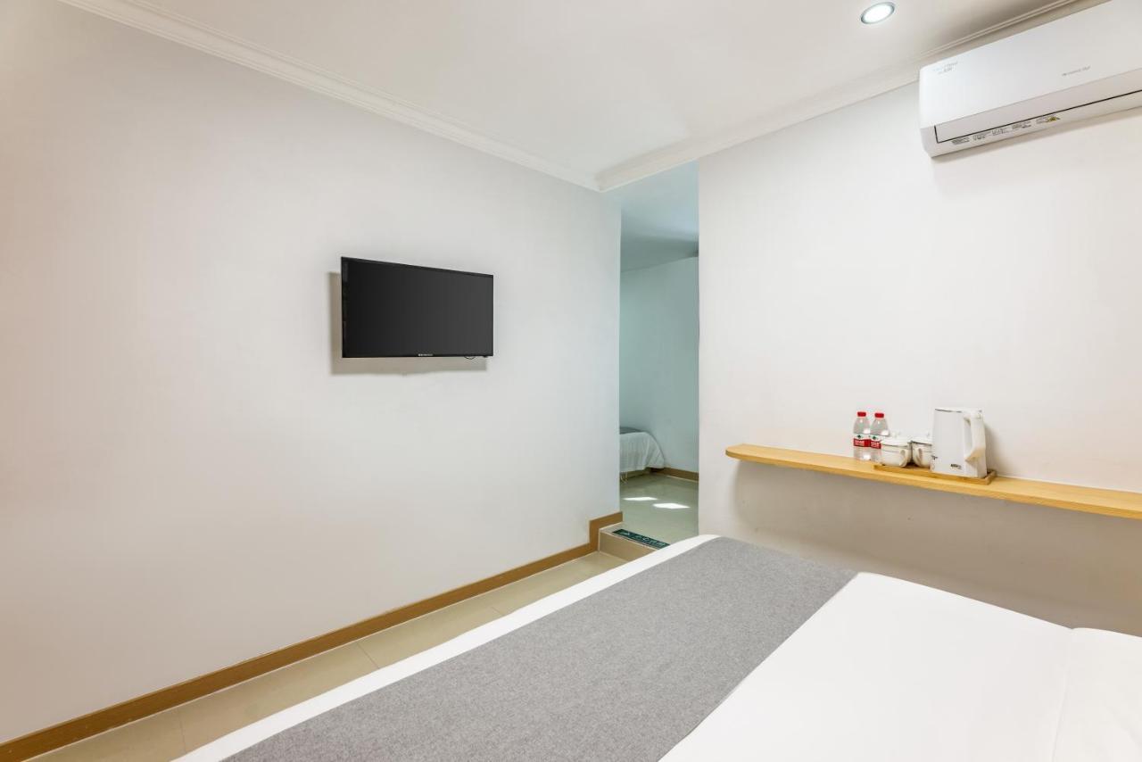 Happy Dragon Hotel -- Nearby Tiananmen Square & Forbidden City & Wangfujing Street & Line 5,6,8 Subway Nearby & Free Coffee & Free Laundry & Fluent English Speaking & Tourist Attractions Ticket Service & Free Wifi Unlimited For Western Software Peking Kültér fotó