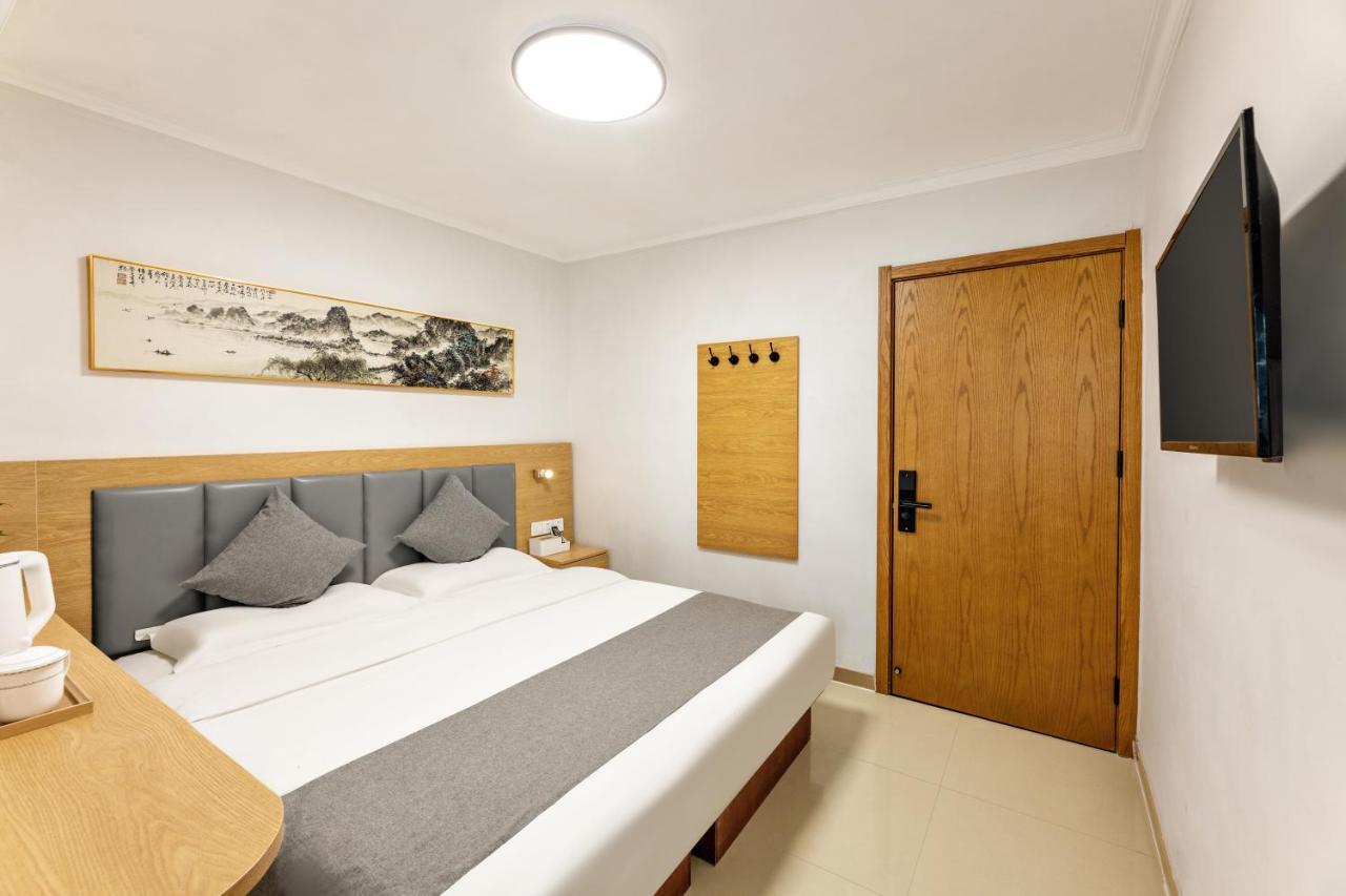 Happy Dragon Hotel -- Nearby Tiananmen Square & Forbidden City & Wangfujing Street & Line 5,6,8 Subway Nearby & Free Coffee & Free Laundry & Fluent English Speaking & Tourist Attractions Ticket Service & Free Wifi Unlimited For Western Software Peking Kültér fotó