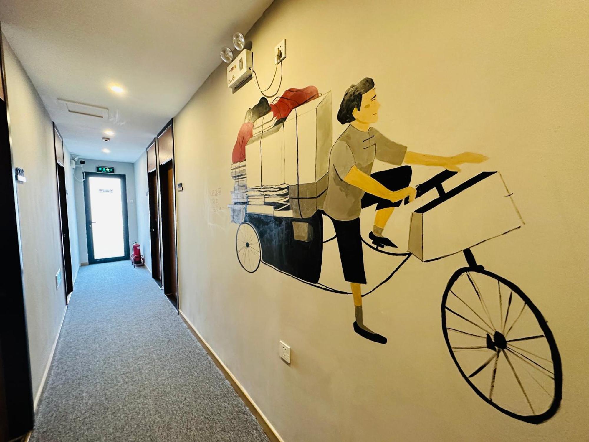Happy Dragon Hotel -- Nearby Tiananmen Square & Forbidden City & Wangfujing Street & Line 5,6,8 Subway Nearby & Free Coffee & Free Laundry & Fluent English Speaking & Tourist Attractions Ticket Service & Free Wifi Unlimited For Western Software Peking Kültér fotó
