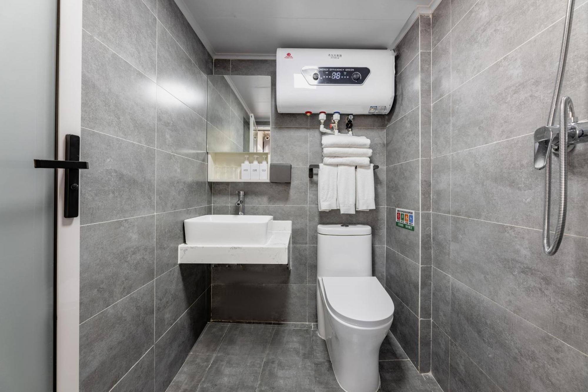 Happy Dragon Hotel -- Nearby Tiananmen Square & Forbidden City & Wangfujing Street & Line 5,6,8 Subway Nearby & Free Coffee & Free Laundry & Fluent English Speaking & Tourist Attractions Ticket Service & Free Wifi Unlimited For Western Software Peking Kültér fotó