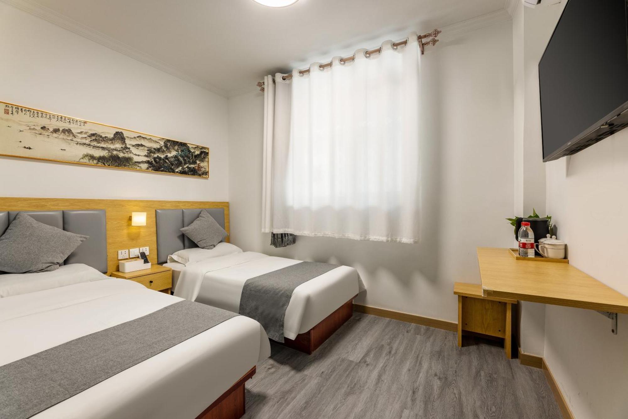 Happy Dragon Hotel -- Nearby Tiananmen Square & Forbidden City & Wangfujing Street & Line 5,6,8 Subway Nearby & Free Coffee & Free Laundry & Fluent English Speaking & Tourist Attractions Ticket Service & Free Wifi Unlimited For Western Software Peking Kültér fotó