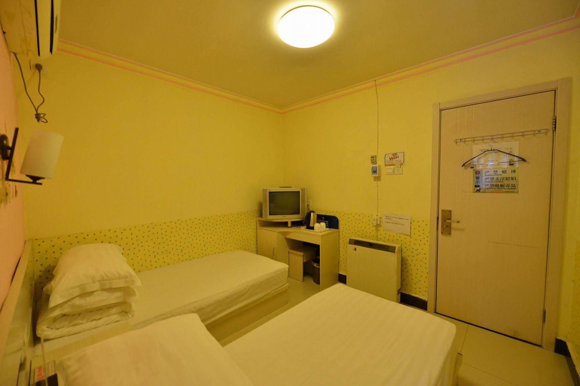 Happy Dragon Hotel -- Nearby Tiananmen Square & Forbidden City & Wangfujing Street & Line 5,6,8 Subway Nearby & Free Coffee & Free Laundry & Fluent English Speaking & Tourist Attractions Ticket Service & Free Wifi Unlimited For Western Software Peking Kültér fotó