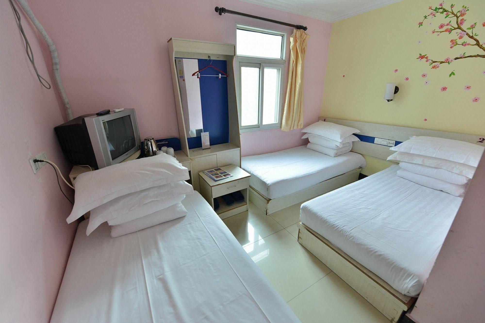 Happy Dragon Hotel -- Nearby Tiananmen Square & Forbidden City & Wangfujing Street & Line 5,6,8 Subway Nearby & Free Coffee & Free Laundry & Fluent English Speaking & Tourist Attractions Ticket Service & Free Wifi Unlimited For Western Software Peking Kültér fotó
